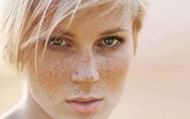 老年斑是怎么形成的，老年斑是體內(nèi)毒素過多嗎？